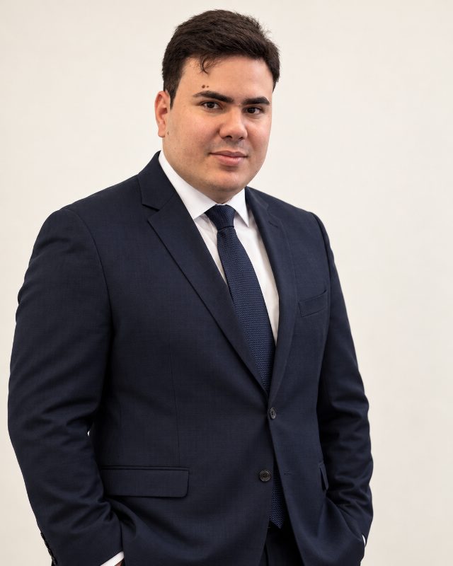 Gerson Buarque de Lima Neto, advogado, de terno azul-marinho e gravata, em fundo claro